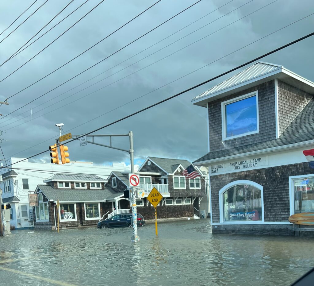 a flooded street with a stop light (MyCoast AI)