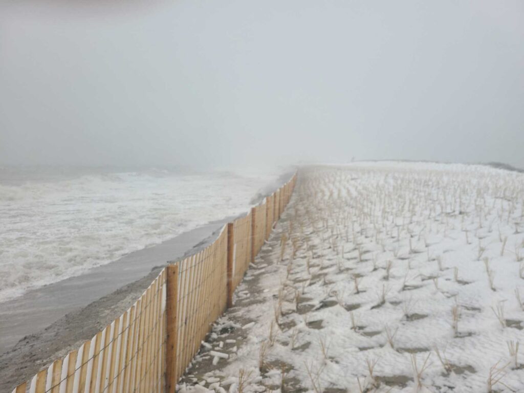 a wooden fence on a beach (MyCoast AI)